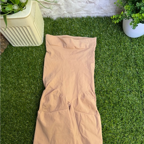 SKIMS SEAMLESS SCULPT
MID THIGH SHORT Size Small New without tags $38 - Picture 9 of 11